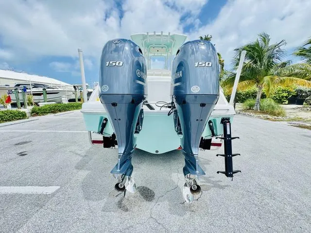 Slide: The Image of Robalo R242 2022 - 4