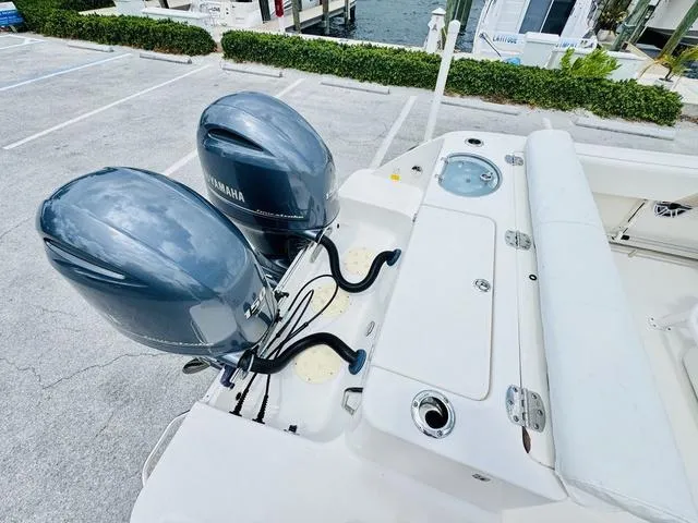 Slide: The Image of Robalo R242 2022 - 5