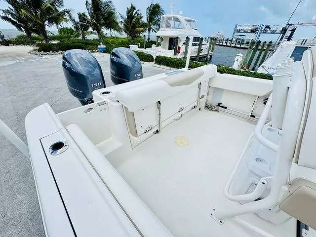 Slide: The Image of Robalo R242 2022 - 6