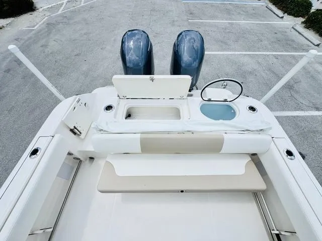 Slide: The Image of Robalo R242 2022 - 7