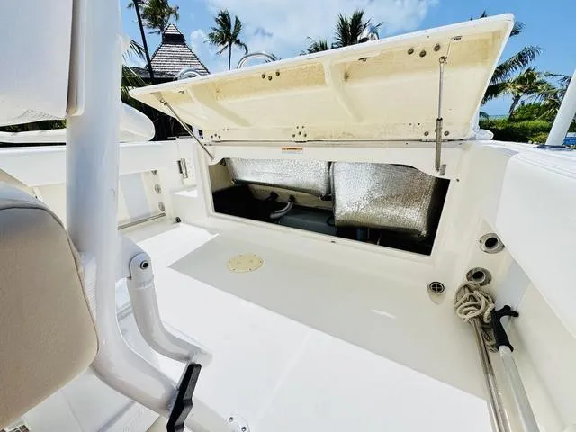 Slide: The Image of Robalo R242 2022 - 8