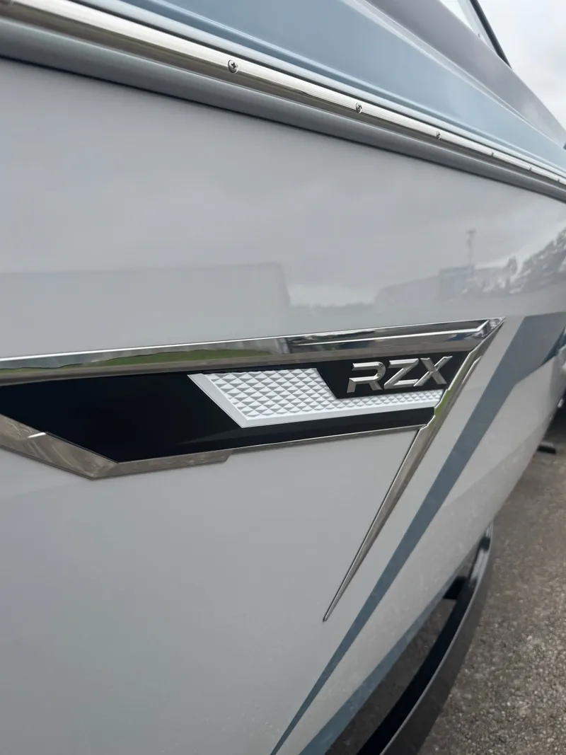 Slide: The Image of Tigé 22RZX 2025 - 16