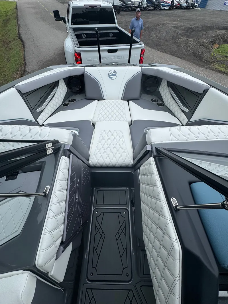 Slide: The Image of Tigé 22RZX 2025 - 8