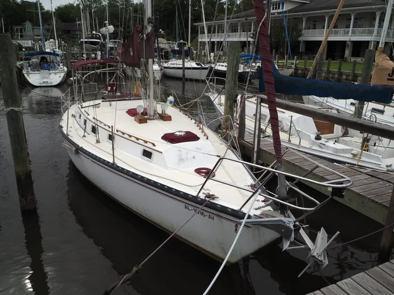 Slide: The Image of 1984 Endeavour 33 sailboat docked at a marina, surrounded by other boats. - 4