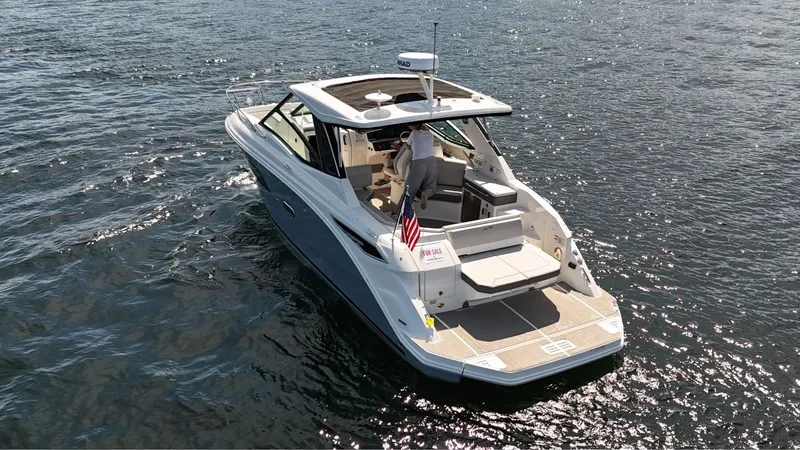 Slide: The Image of Sea Ray Sundancer 320 2025 - 4