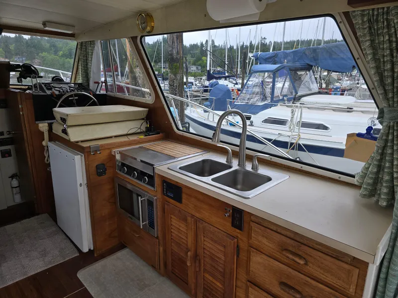 Slide: The Image of Tollycraft 37 Convertible 1982 - 11