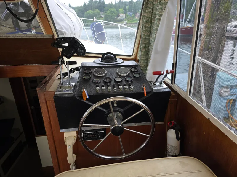Slide: The Image of Tollycraft 37 Convertible 1982 - 15