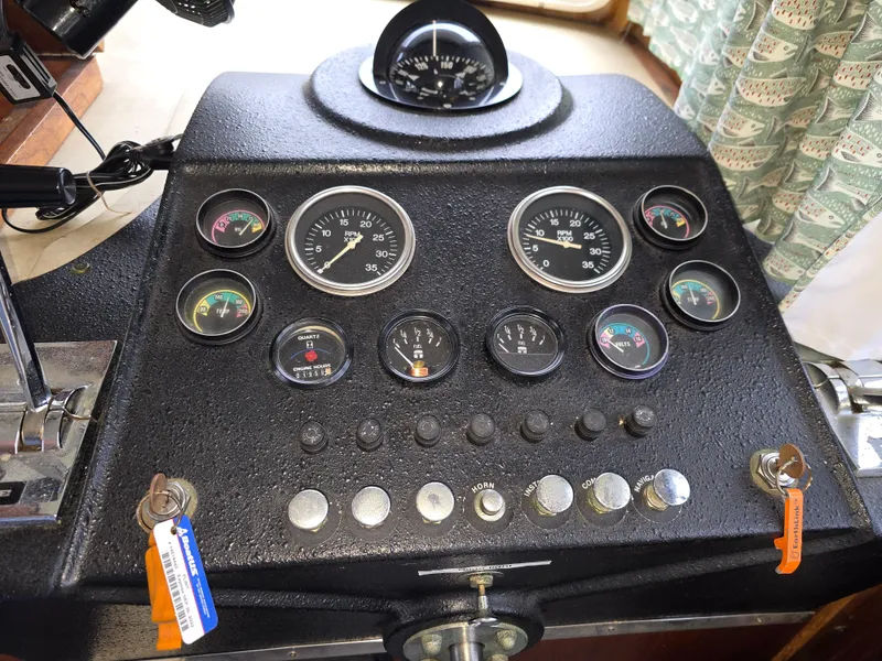 Slide: The Image of Tollycraft 37 Sportfish/Convertable 1982 - 16