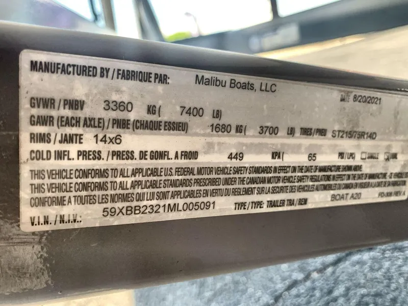 Slide: The Image of 2022 Axis A20 boat label by Malibu Boats, LLC, showing specifications and compliance details. - 26