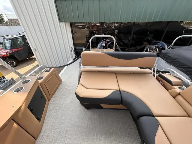 Slide: The Image of Avalon LSZ Cruise Rear Bench 21 FT 2025 - 10