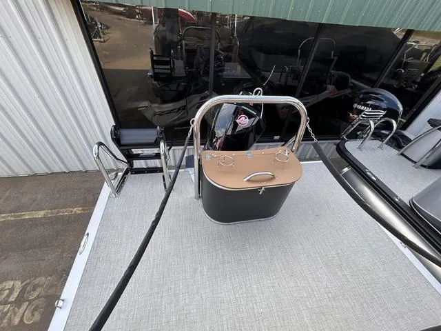 Slide: The Image of Avalon LSZ Cruise Rear Bench 21 FT 2025 - 11