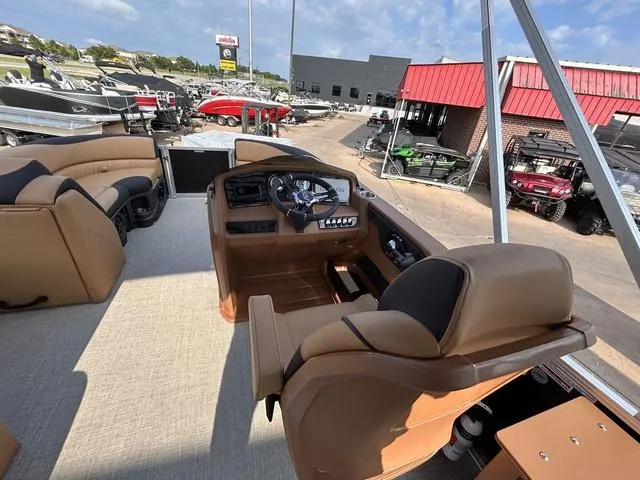 Slide: The Image of Avalon LSZ Cruise Rear Bench 21 FT 2025 - 15