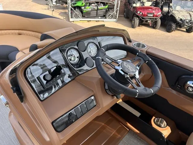 Slide: The Image of Avalon LSZ Cruise Rear Bench 21 FT 2025 - 17