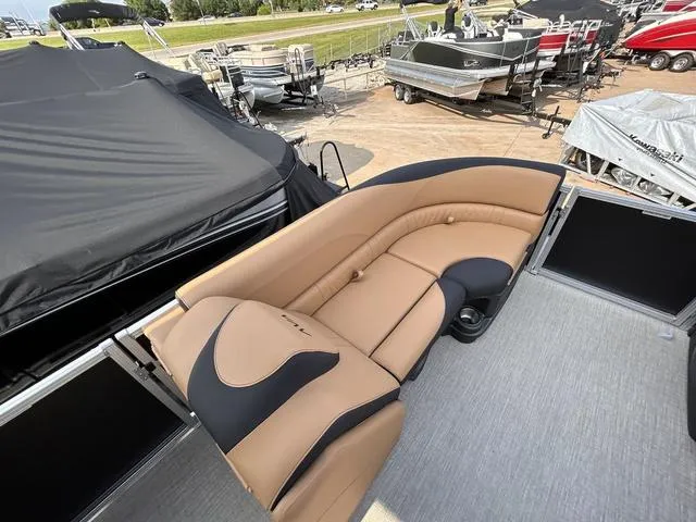 Slide: The Image of Avalon LSZ Cruise Rear Bench 21 FT 2025 - 19