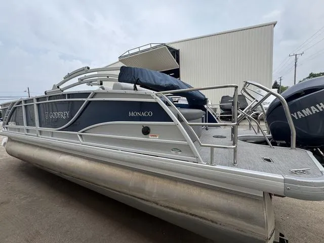 Slide: The Image of Godfrey MC 235 SFL TT 2024 - 4