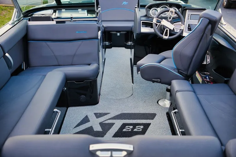 Slide: The Image of MasterCraft XT22 2019 - 10