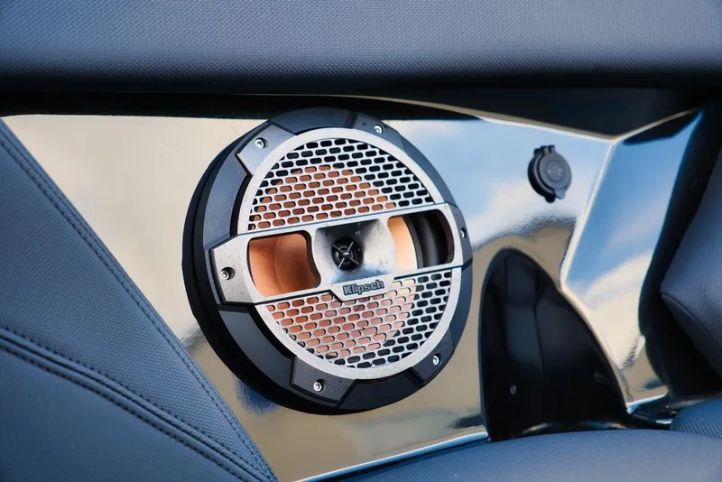 Slide: The Image of MasterCraft XT22 2019 - 15