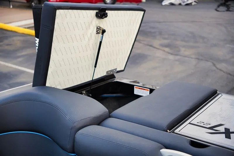 Slide: The Image of MasterCraft XT22 2019 - 22