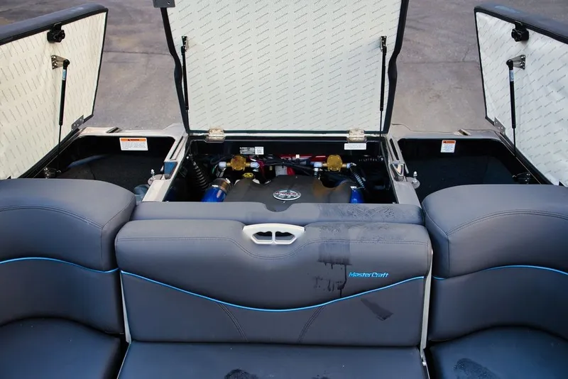 Slide: The Image of MasterCraft XT22 2019 - 23