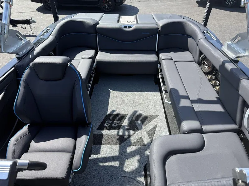 Slide: The Image of MasterCraft XT22 2019 - 7