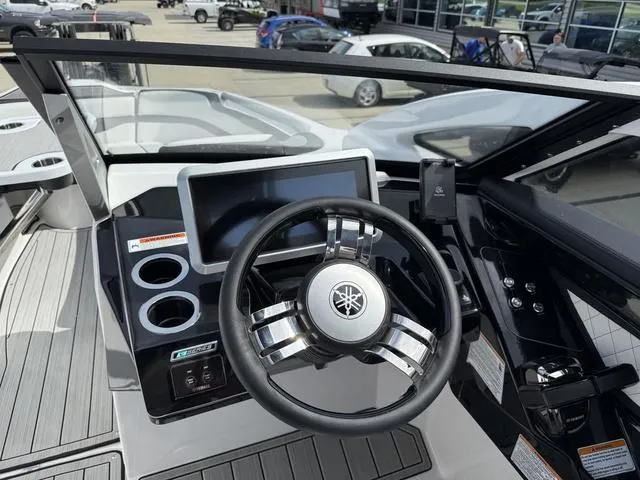 Slide: The Image of Yamaha 275SE 2025 - 4