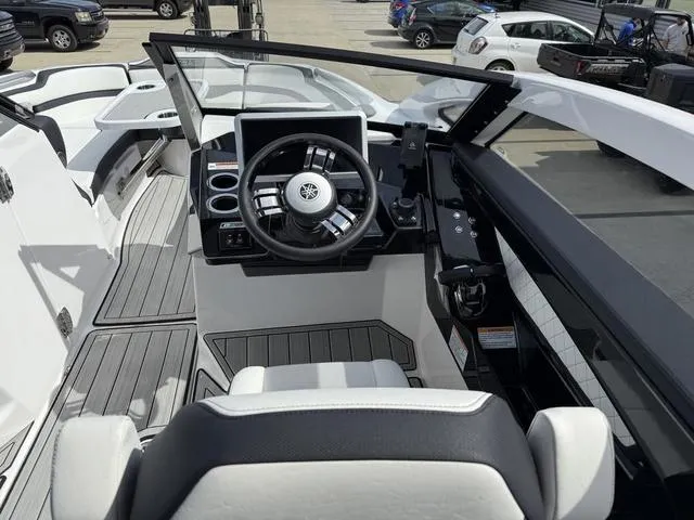 Slide: The Image of Yamaha 275SE 2025 - 8