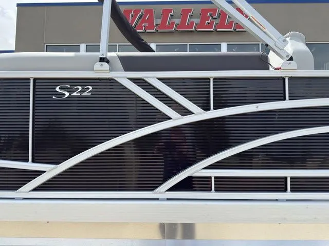 Slide: The Image of Bennington 22SSR SPS Snap Tritoon Pontoon 2026 - 10