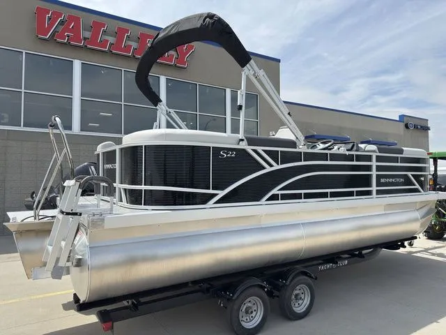 Slide: The Image of Bennington 22SSR SPS Snap Tritoon Pontoon 2026 - 11