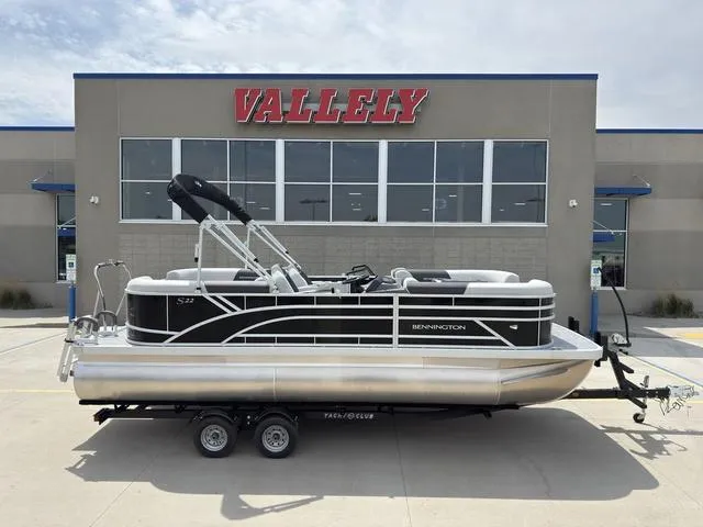 Slide: The Image of Bennington 22SSR SPS Snap Tritoon Pontoon 2026 - 36