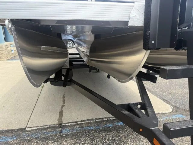 Slide: The Image of Bennington 22SSR SPS Snap Tritoon Pontoon 2026 - 44