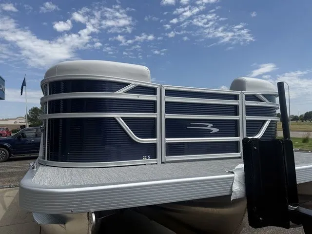 Slide: The Image of Bennington 22SSR SPS Snap Tritoon Pontoon 2026 - 46