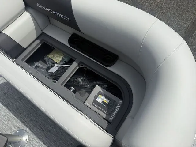 Slide: The Image of Bennington 22SSR SPS Snap Tritoon Pontoon 2026 - 51