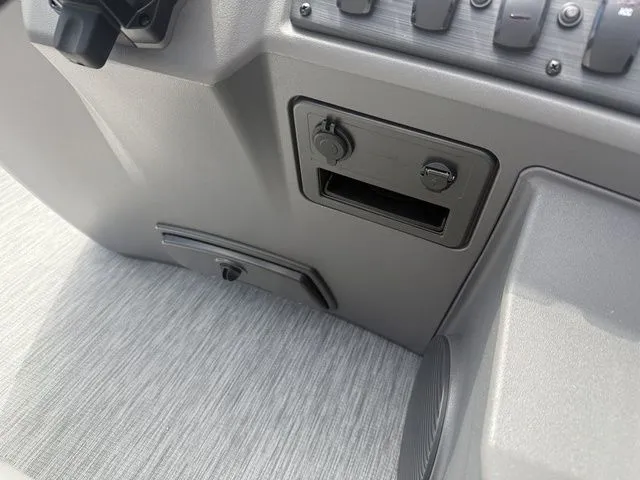 Slide: The Image of Bennington 22SSR SPS Snap Tritoon Pontoon 2026 - 56