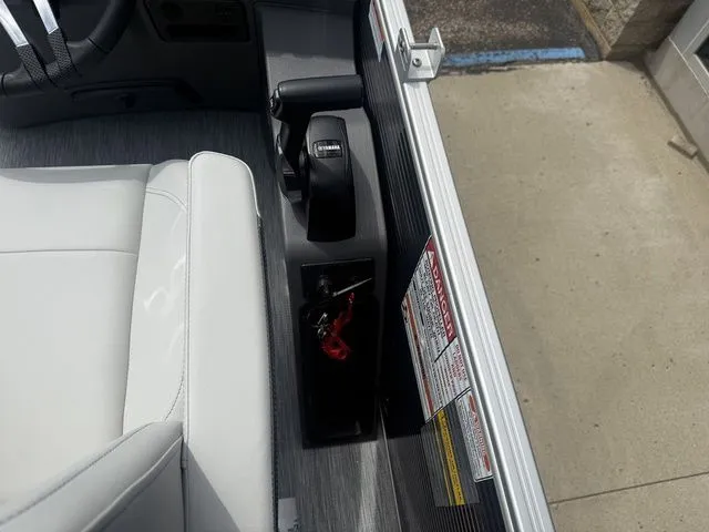 Slide: The Image of Bennington 22SSR SPS Snap Tritoon Pontoon 2026 - 57