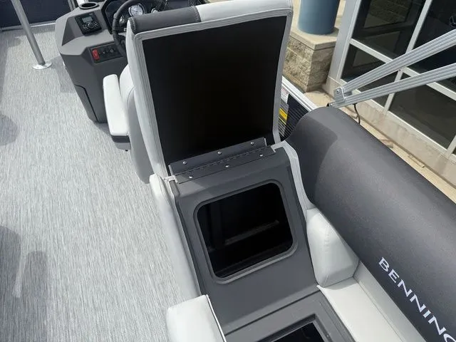 Slide: The Image of Bennington 22SSR SPS Snap Tritoon Pontoon 2026 - 61