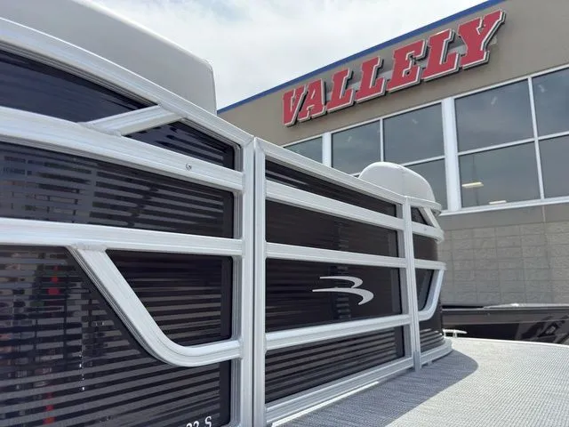 Slide: The Image of Bennington 22SSR SPS Snap Tritoon Pontoon 2026 - 7