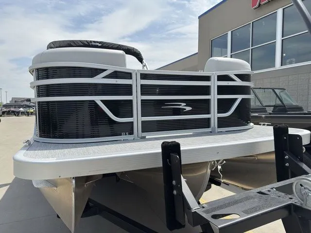 Slide: The Image of Bennington 22SSR SPS Snap Tritoon Pontoon 2026 - 8
