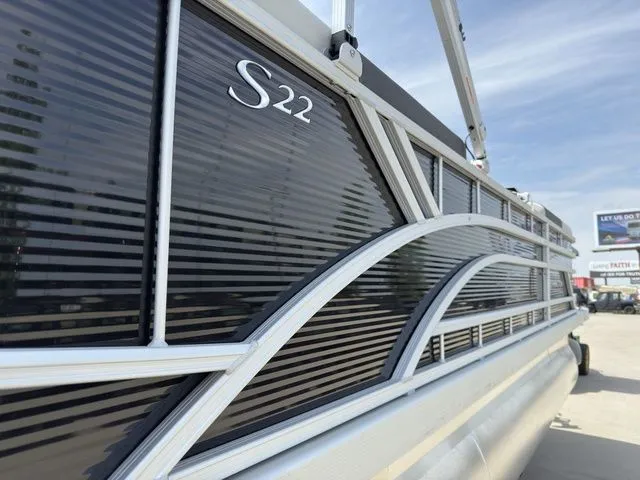 Slide: The Image of Bennington 22SSR SPS Snap Tritoon Pontoon 2026 - 9