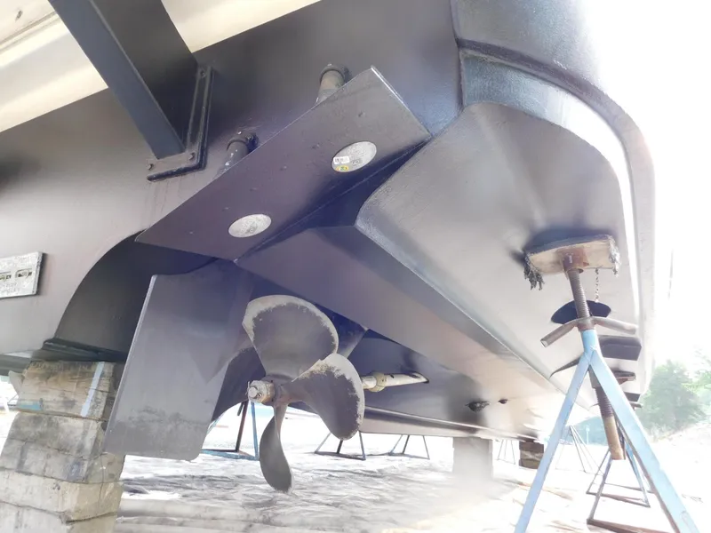 Slide: The Image of 2005 Cruisers Yachts 500 Express boat hull and propeller on stands. - 28