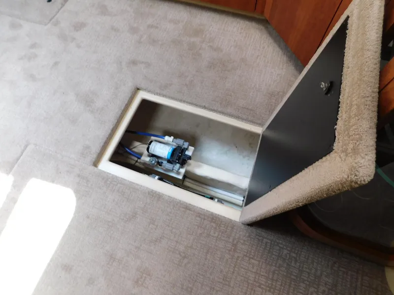 Slide: The Image of 2005 Cruisers Yachts 500 Express interior compartment with visible pump system. - 40