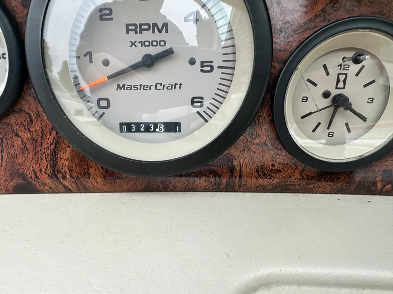 Slide: The Image of 1999 MasterCraft MariStar 210 VRS dashboard with RPM gauge and clock. - 10