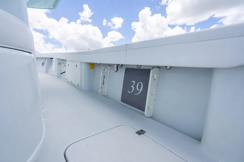 Slide: The Image of Yellowfin 39 Offshore 2023 - 64