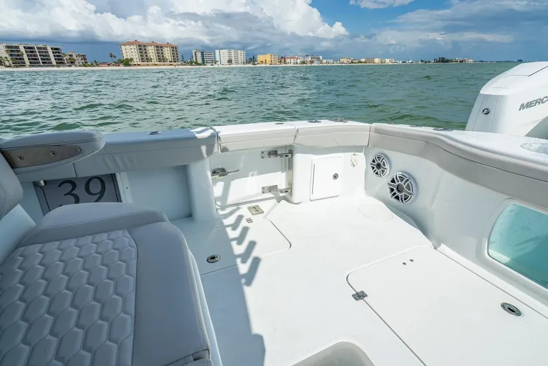 Slide: The Image of Yellowfin 39 Offshore 2024 - 53