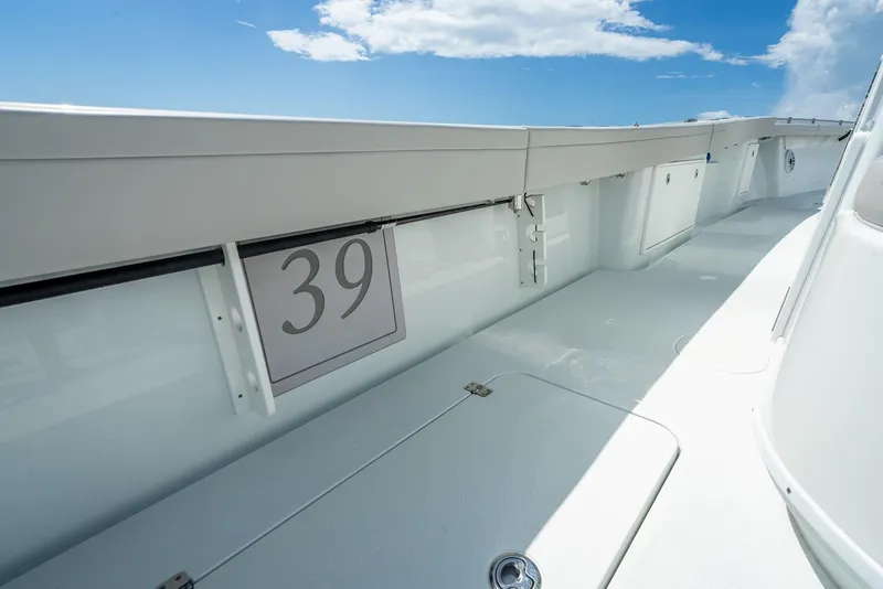 Slide: The Image of Yellowfin 39 Offshore 2024 - 64