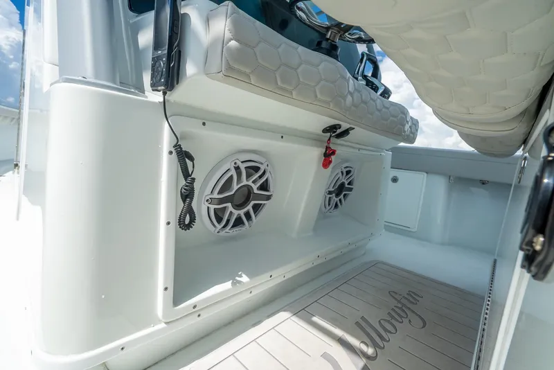 Slide: The Image of Yellowfin 39 Offshore 2024 - 65