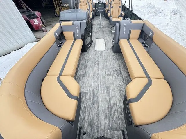 Slide: The Image of Viaggio By Misty Harbor X24Q Tri-Toon (27" Tubes) 2026 - 18