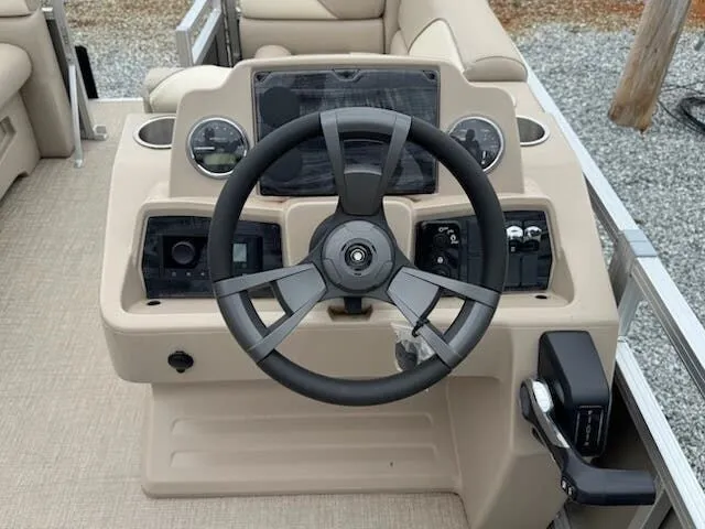 Slide: The Image of Avalon Venture 19 Quad Lounger 2025 - 2