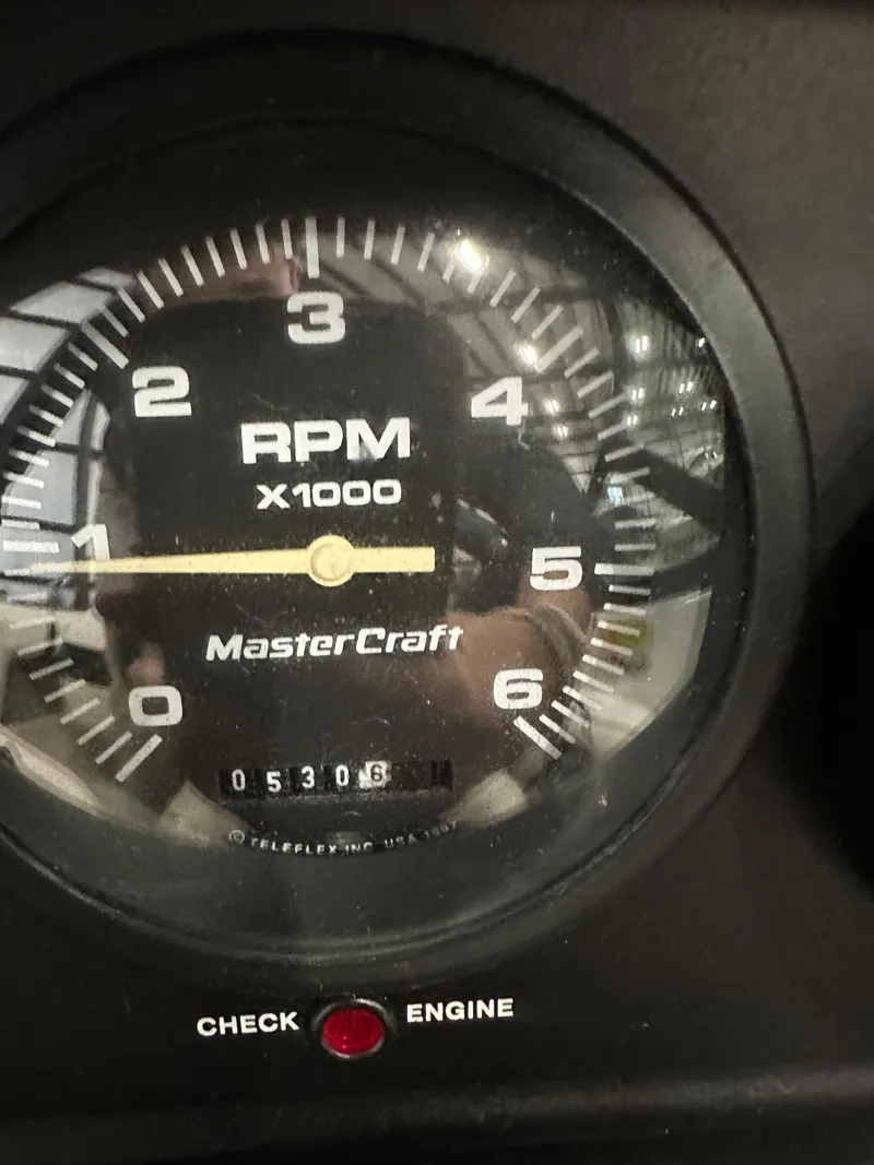 Slide: The Image of Close-up of 1998 MasterCraft Pro Star 190 RPM gauge displaying 530.6 hours. - 11