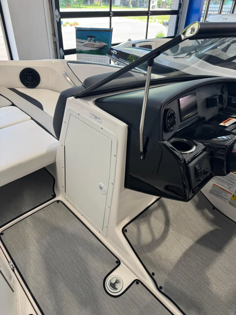 Slide: The Image of 2025 Yamaha Boats AR195 interior dashboard and seating area. - 8