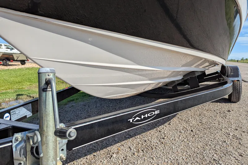 Slide: The Image of 2006 Tahoe Q6 Sport boat on trailer, side view. - 11